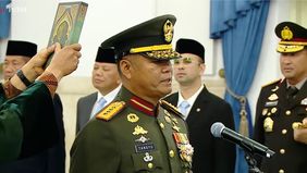 Presiden Prabowo Subianto melantik Jenderal TNI Tandyo Budi Revita sebagai Kepala Staf TNI Angkatan Darat (KSAD) di Istana Negara, Jakarta, Kamis, 15 Oktober 2026.
