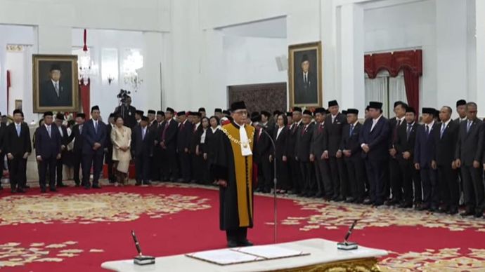 Presiden Prabowo Subianto melantik Sunarto sebagai Ketua Mahkamah Agung (MA) di Istana Negara.