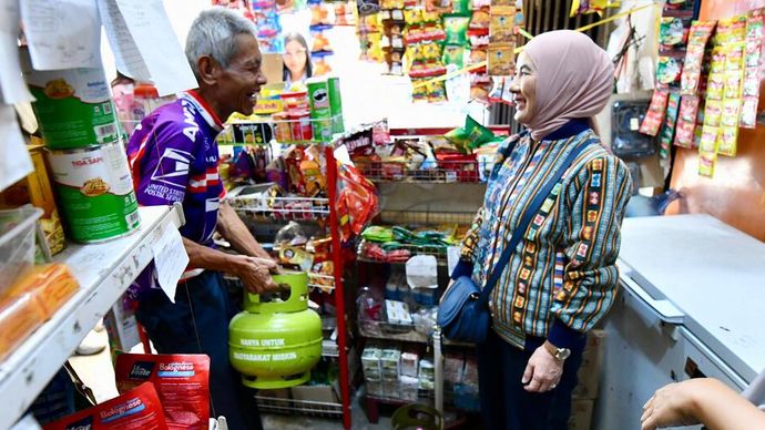 Direktur Utama Pertamina Nicke Widyawati mengecek ketersediaan elpiji 3 kg di kota Surakarta, Jumat, 6 September 2024.