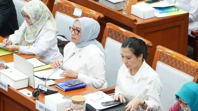 Menteri PPPA Arifah Fauzi dan Wamen PPPA Veronica Tan dalam rapat kerja dengan Komisi VIII Dewan Perwakilan Rakyat (DPR) RI, di Jakarta.