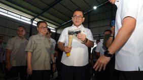 Menteri Perdagangan (Menag) Budi Santoso menggelar ekspose beragam produk impor yang diduga tidak sesuai ketentuan hari ini, Kamis, 22 Mei 2025 di gudang PT ATI, Cikupa, Tangerang, Banten.
