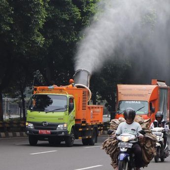 DLH DKI Semprotkan Water Mist di Jalan Fatmawati-TB Simatupang