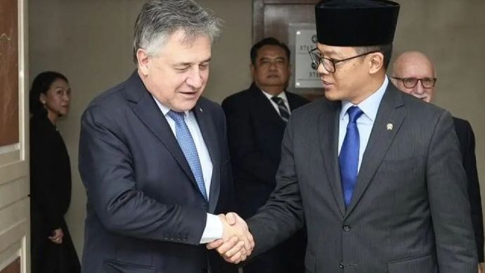 Menteri Luar Negeri (Menlu) RI Sugiono (kanan) dan Menlu Uruguay Omar Paganini di sela-sela pertemuan bilateral di Rio de Janeiro, Brazil, pada Minggu 17 November 2024