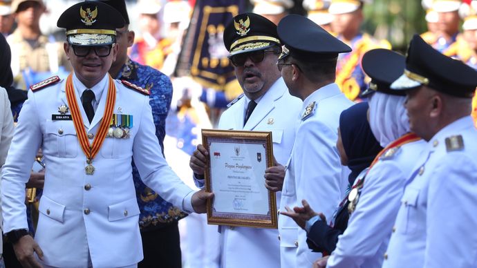 Rano Karno menerima penghargaan dalam peringatan Hari Otonomi Daerah ke-30 Tahun 2026 di Kantor Kemendagri, Jakarta Pusat, Senin (27/4/2026).