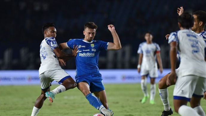 Gelandang Persib, Mateo Kocijan dikepung pemain PSIS pada pertandingan di Stadion Si Jalak Harupat Kabupaten Bandung, Minggu, 15 September 2024. (PERSIB.co.id/Barly Isham)