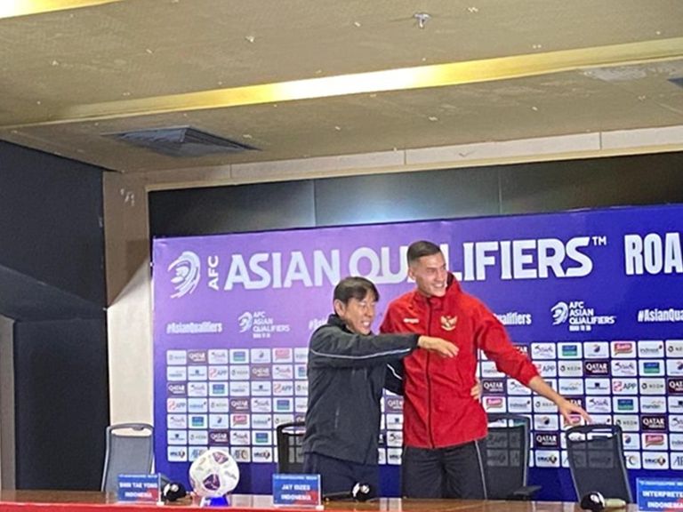 Jay Idzes dan Shin Tae-yong dalam jumpa pers Timnas Indonesia vs Jepang di Gelora Bung Karno, Senayan, Kamis (14/11/2024). <b>(NTVNews.id)</b>