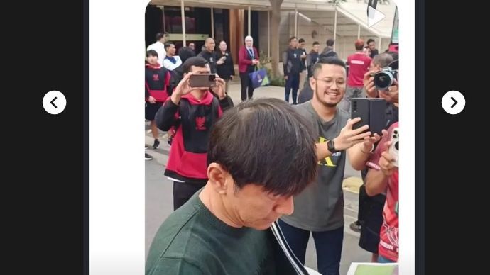 Pelatih Shin Tae-yong sedang membagikan tanda tangan kepada fans Timnas Indonesia U-23 di Doha, Qatar, Minggu (5/5/2024). (IG @cowokperancis) <b>(IG @Cowokperancis)</b>