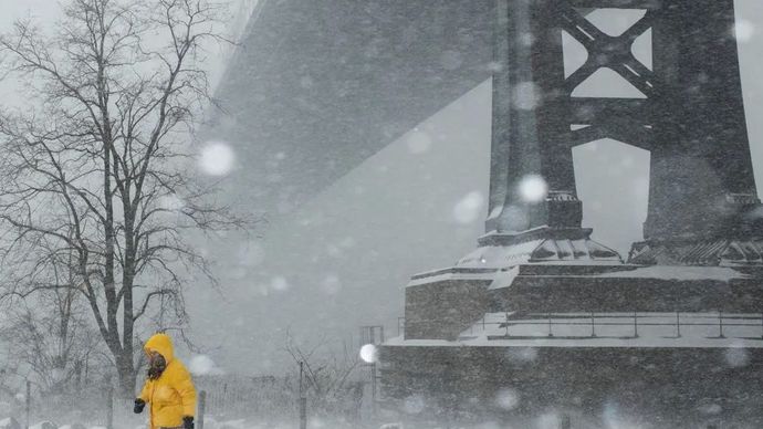 Seorang warga berjalan menembus badai salju lebat yang menerjang sebagian besar wilayah Amerika Serikat di Brooklyn, Amerika Serikat, Minggu (25/1/2026)