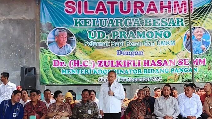 Menko Bidang Pangan Zulkifli Hasan berbicara di depan petani susu sapi perah di Kabupaten Boyolali, Jawa Tengah, Selasa 19 November 2024. (Aris Wasita)