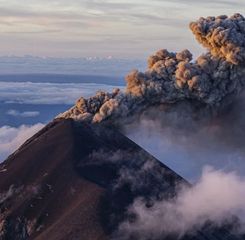 Viral 50 Gunung Ditaklukan Seorang Pendaki dengan Posisi Jalan Handstand