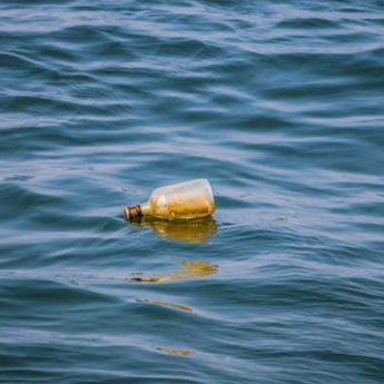 Geger 5 Nelayan Tewas Setelah Minum Isi Botol Misterius yang Ditemukan di Laut