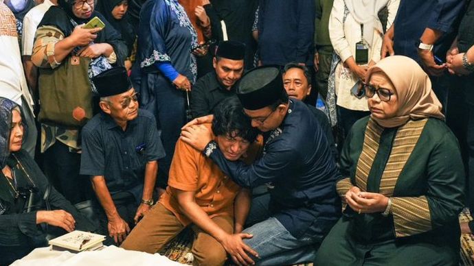 Tangisan Ikang Fawzi jelang Pemakaman Istri Tercinta Marissa Haque.