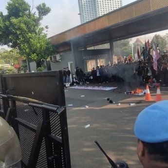 Pagar Gedung DPR Dijebol, Mahasiswa Berhadap-hadapan dengan Polisi