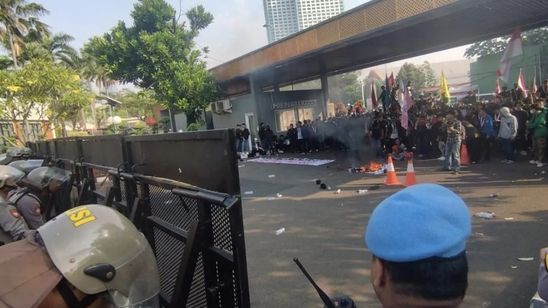 Pagar Gedung DPR Dijebol, Mahasiswa Berhadap-hadapan dengan Polisi