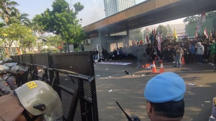 Mahasiswa berhadap-hadapan dengan polisi di halaman kantor DPR RI, Senayan, Jakarta, Kamis (22/8/2024).