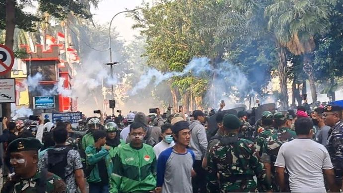 Personel Satuan Brimob Polda Metro Jaya membubarkan massa aksi dengan menembakkan gas air mata di depan Mako Brimob Kwitang Jakarta Pusat, Jumat (29/8/2025) sore.