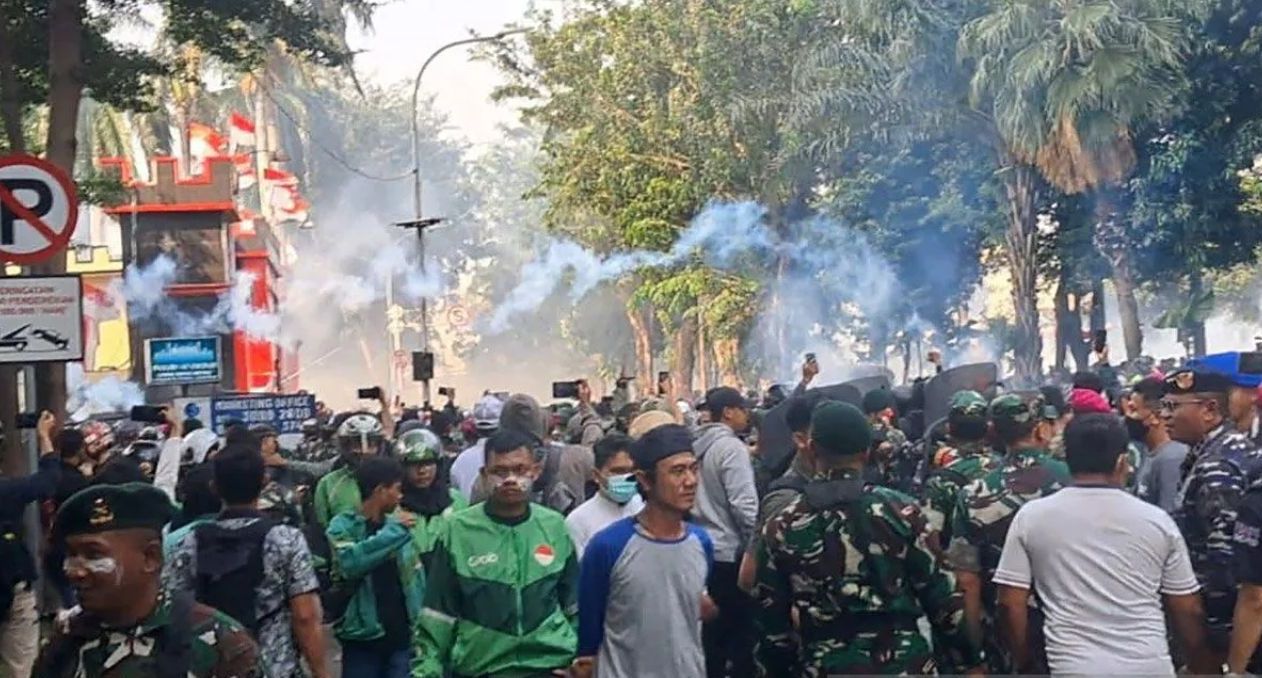 Personel Satuan Brimob Polda Metro Jaya membubarkan massa aksi dengan menembakkan gas air mata di depan Mako Brimob Kwitang Jakarta Pusat, Jumat (29/8/2025) sore. <b>(ANTARA)</b>