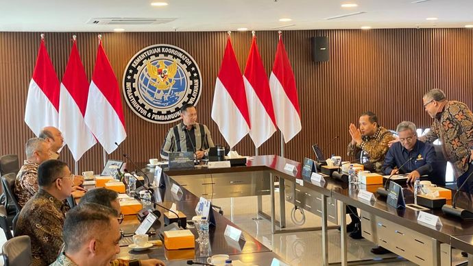 Menteri Koordinator Bidang Infrastruktur dan Kewilayahan Agus Harimurti Yudhoyono (AHY) memimpin Rapat Koordinasi bersama lima kementerian/lembaga untuk memantau dan mengevaluasi progres serta capaian isu strategis bidang infrastruktur dan pembangunan kewilayahan tahun 2025. 