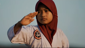 Pangkajene dan Kepulauan, 12 Agustus 2026 - Citra Nur Ramadhani tak lahir dengan &lsquo;sendok emas&rsquo; di mulutnya. Ia tumbuh penuh keterbatasan bersama kakak dan adiknya. Ibunya penyandang disabilitas yang bekerja sebagai penyapu masjid dan buruh cuci.