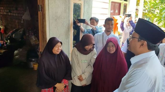 Menteri Sosial RI Saifullah Yusuf saat berkunjung ke salah satu penerima bantuan di Kota Bengkulu, Selasa 19 Novmber 2024.