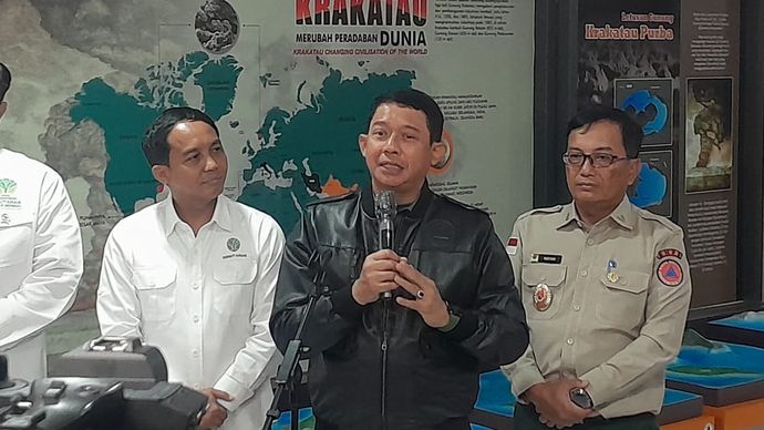 Raja Juli Antoni (kiri) dan Suharyanto