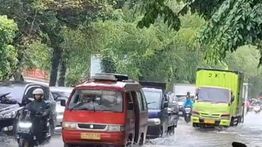 Hujan Deras Sebabkan Jalan Tubagus Angke Jakbar Tergenang Banjir