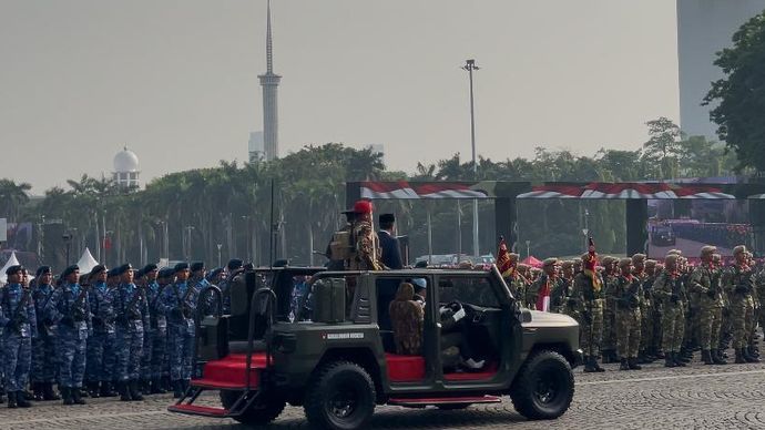 Presiden Jokowi mengecek kesiapan petugas upacara menggunakan Maung Pindad (Ntvnews.id-Muslimin Trisyuliono).