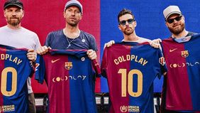 Sebelumnya, jersey Barcelona juga ditempeli logo grup band legendaris Rolling Stones. 