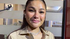 Nikita Mirzani mengeluhkan rasa sakit di bagian giginya karena implan keluar dari rahang dan ada gigi yang pecah.