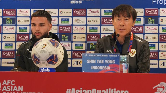 Calvin Verdonk dan Shin Tae-yong dalam sesi jumpa pers jelang pertandingan lawan Bahrain