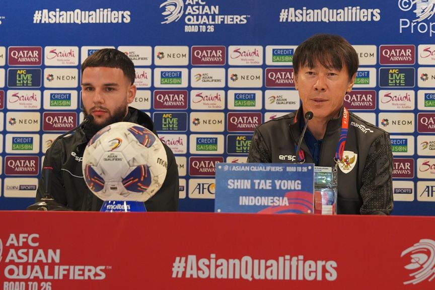 Calvin Verdonk dan Shin Tae-yong dalam sesi jumpa pers jelang pertandingan lawan Bahrain <b>(dok PSSI)</b>