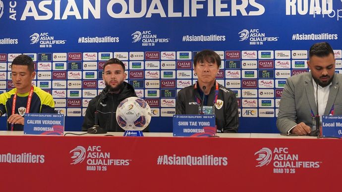 Pelatih Timnas Indonesia Shin Tae-yong dan Calvin Vedonk menghadiri jumpa pers jelang pertandingan melawan Bahrain