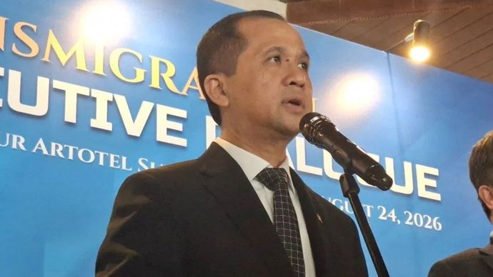 Menteri Transmigrasi (Mentrans) Muhammad Iftitah Sulaiman Suryanagara menjawab pertanyaan dari awak media, di Jakarta, Senin (24/8/2026).
