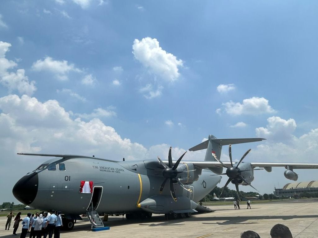 Pesawat Airbus A400M milik TNI Angkatan Udara tiba di Halim <b>(NTVnews / Deddy Setiawan)</b>