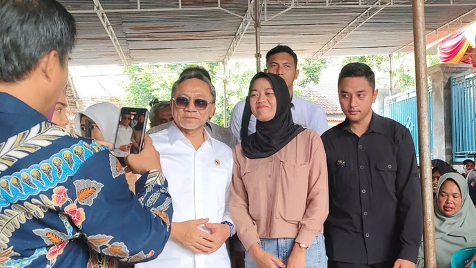 Menko Bidang Pangan Zulkifli Hasan berfoto bersama warga di Kabupaten Boyolali, Jawa Tengah, Selasa (19/11/2024).