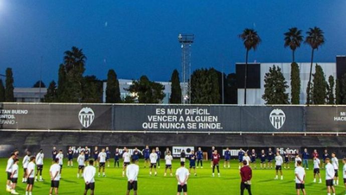 Valencia CF menggelar doa bersama sebelum latihan untuk mengenang korban banjir Valencia. 