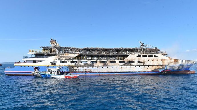 kondisi Kapal Motor (KM) Barcelona VA yang mengalami kebakaran di perairan Pulau Talise, Minahasa Utara, Sulawesi Utara. 