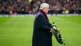 Sir Alex Ferguson menyerahkan proses pembeliannya kepada John Hales. 