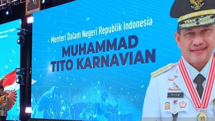 Mendagri Tito Karnavian menyampaikan sambutan pada kegiatan malam penganugerahan apresiasi pemerintah daerah berprestasi regional Papua di Kota Jayapura, Senin, 22 Juni 2026.