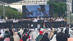 Muhammad Rizieq Shihab, pemimpin agama Islam, menyampaikan pidatonya di hadapan ribuan peserta yang berkumpul dalam acara reuni akbar Persaudaraan Alumni (PA) 212 di Monumen Nasional (Monas) pada pagi hari, Senin.