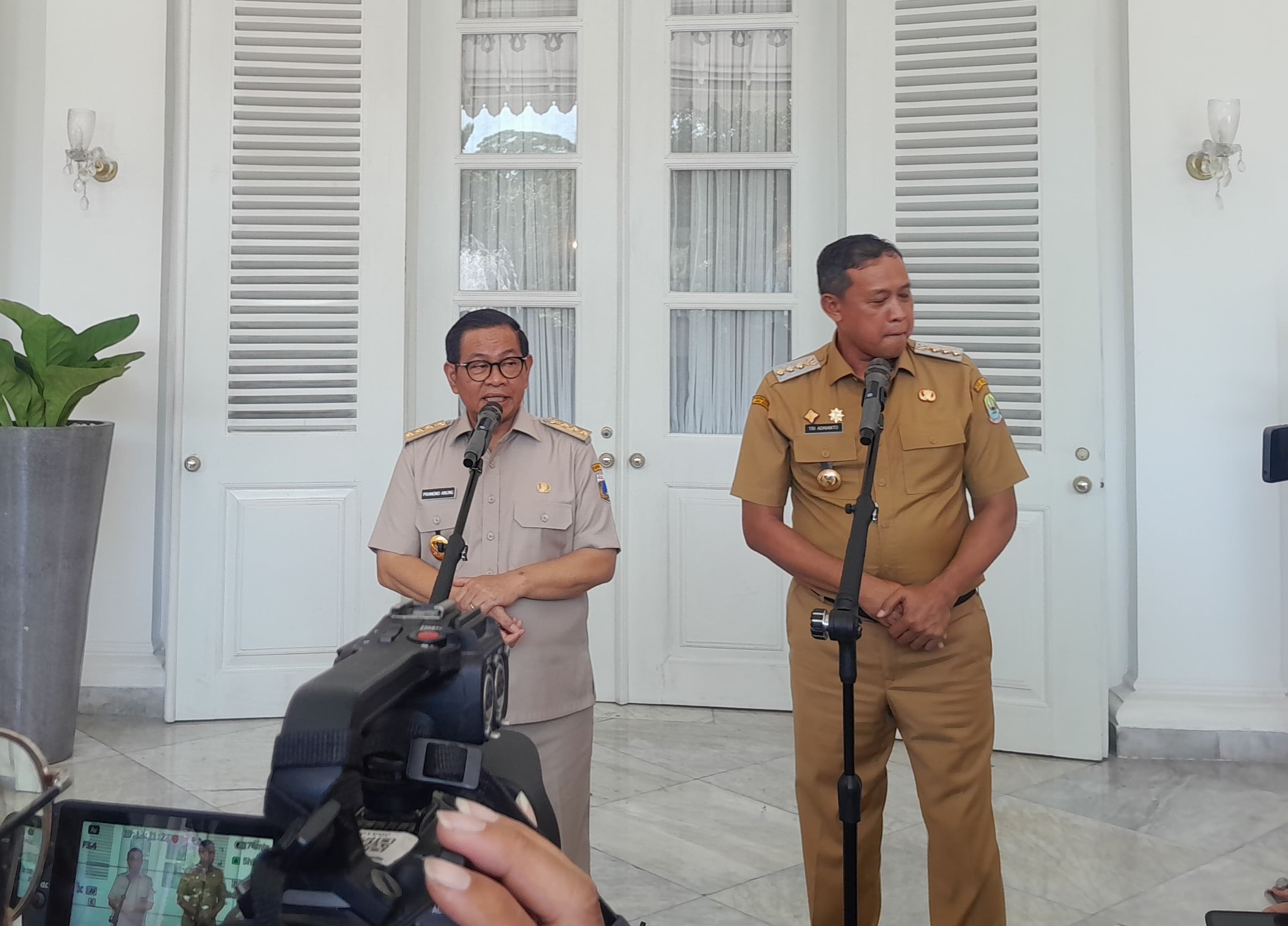 Pramono Anung dan Tri Adhianto Tjahyono <b>(NTVNews.id/ Adiansyah)</b>