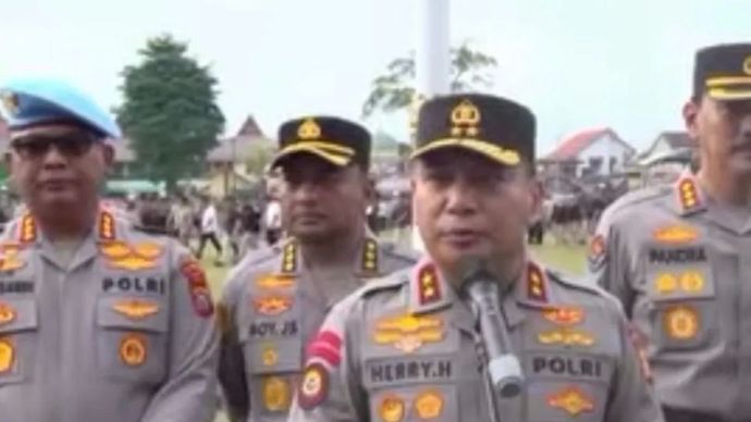 Kapolda Riau, Irjen Polisi Herry Heryawan, memberikan keterangan usai prosesi upacara PDTH 12 personel. 