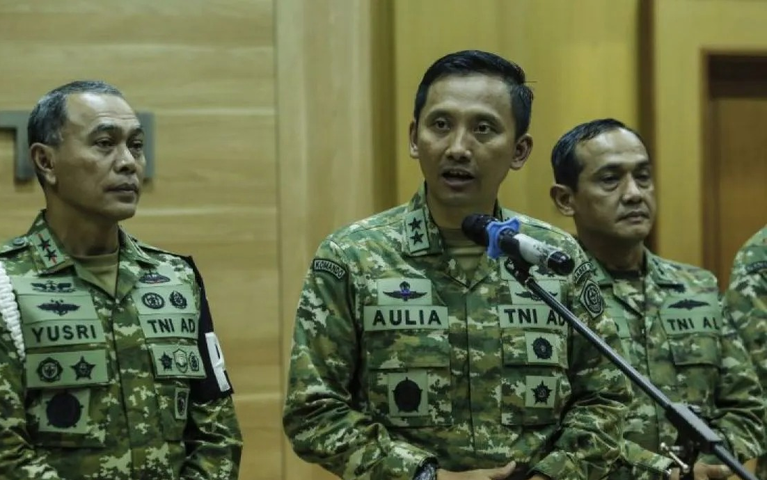 Kapuspen TNI Mayjen TNI Aulia Dwi Nasrullah (tengah). <b>(Antara)</b>