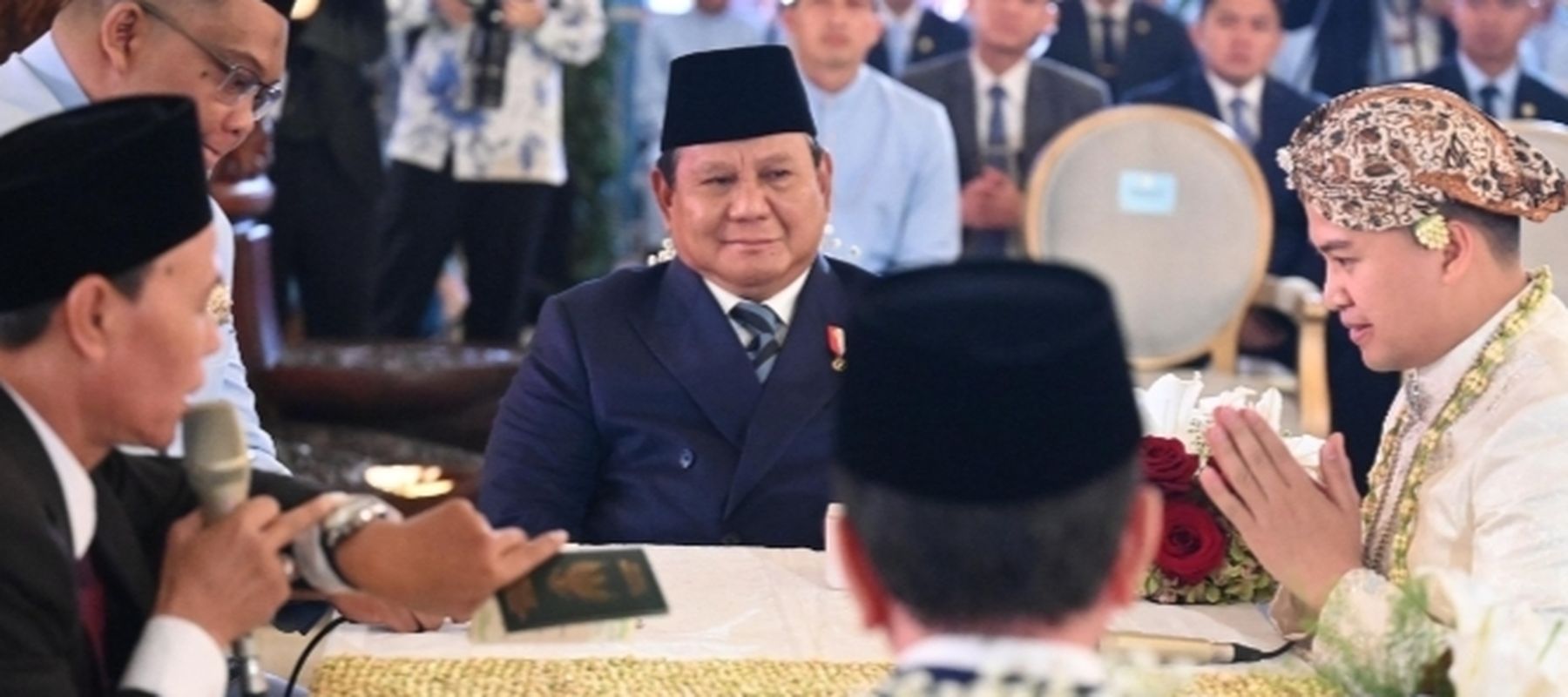 Presiden Prabowo Subianto saat menjadi saksi nikah Sespri Agung Surahman