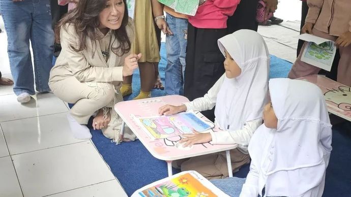 Menteri Komunikasi dan Digital Meutya Hafid berinteraksi dengan anak-anak di RPTRA Kelurahan Semper Barat, Cilincing, Jakarta Utara, Jumat 15 November 2024.