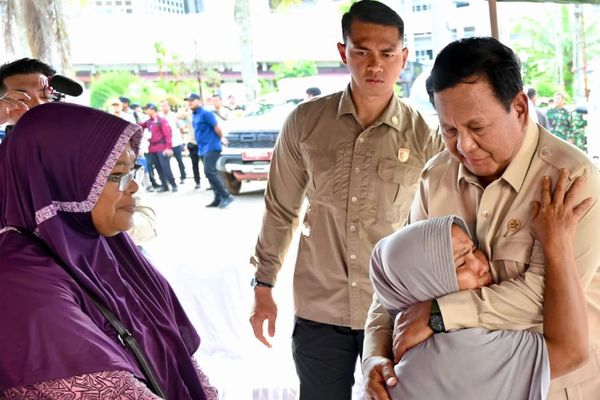 Presiden Prabowo tinjau ke pengungsi korban bencana di Sumatera