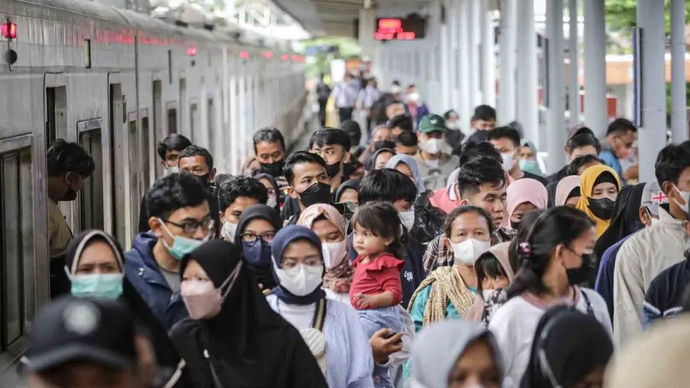 Arsip foto - Sejumlah penumpang kereta listrik (KRL) Commuterline berjalan menuju pintu keluar Stasiun Tangerang di Banten, Kamis (29/12/2022). PT KAI Commuter menambah sebanyak 28 layanan perjalanan ke semua jurusan di Jabodetabek pada malam pergantian tahun yang beroperasi hingga pukul 03.00 WIB pada 1 Januari 2023.