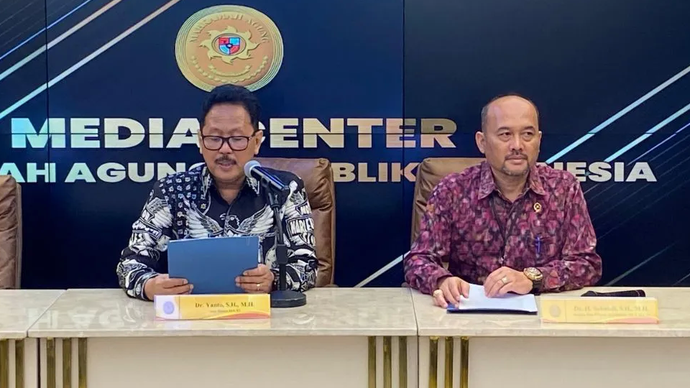 Juru Bicara Mahkamah Agung Yanto (kiri) saat konferensi pers mengenai tanggapan MA atas penetapan tersangka terhadap mantan Ketua Pengadilan Negeri Surabaya Rudi Suparmono di Media Center MA, Jakarta, Rabu (15/1/2025). 