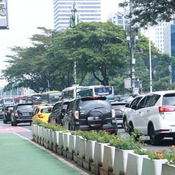 Wacana Kendaraan Wajib Asuransi Tahun Depan, Airlangga: Belum di Kita, Belum Ada