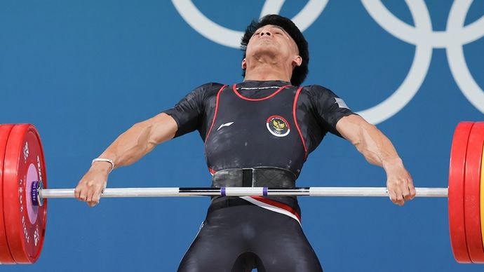 Rizki Juniansyah saat melakukan angkatan di kelas 73 kg Olimpiade Paris 2024, Jumat (9/8/2024) <b>(NOC Indonesia)</b>